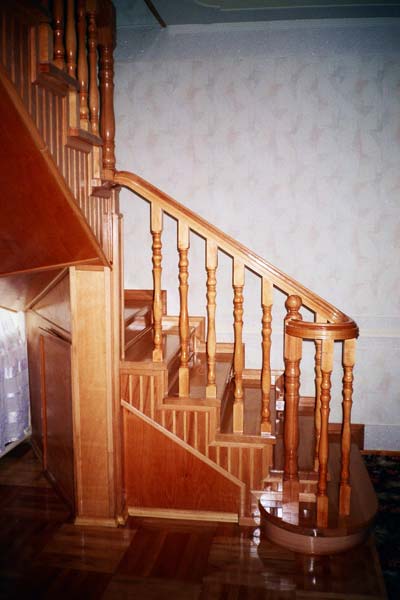 Фотография деревянной лестницы компании Югинвестстоун